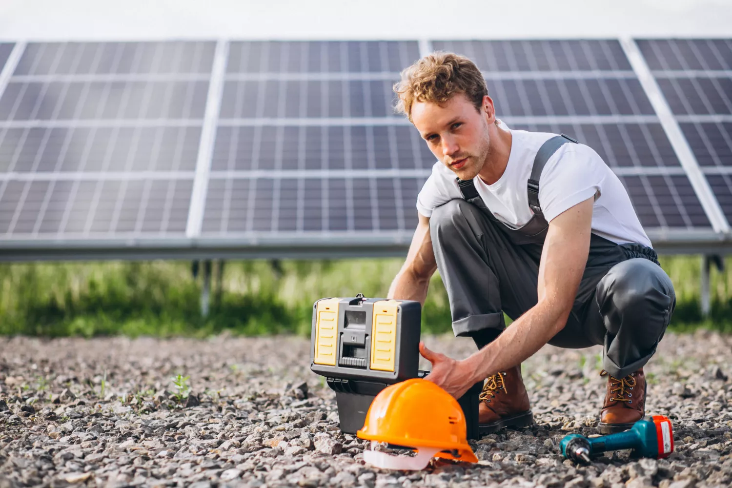 technik-fotowoltaika-farma-pv-pomiar-instalacja